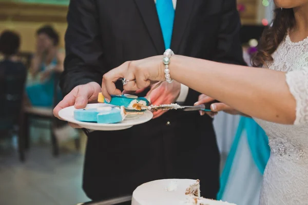 Die Braut teilt sich einen süßen Kuchen für Teile 8813. — Stockfoto