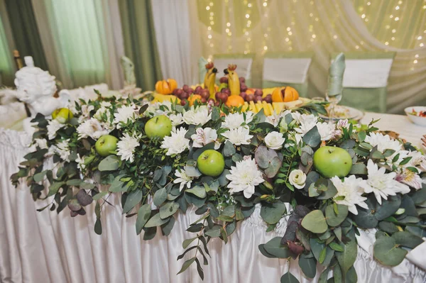 Dekoration der Tischkante Blumen und Früchte 8838. — Stockfoto