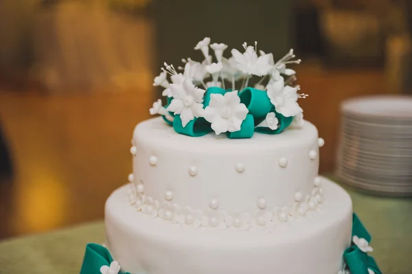 Pastel de boda decorado con cintas y flores 8846 . —  Fotos de Stock