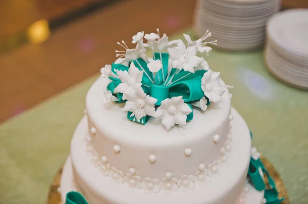 Gâteau de mariage décoré de rubans et de fleurs 8847 . — Photo
