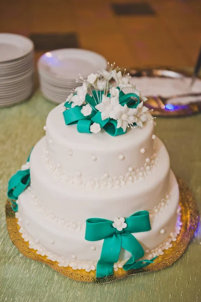 Svatební dort ozdoben stuhami a květinami 8849. — Stock fotografie