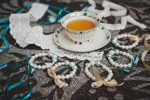 Tasse Tee zwischen den Dekorationen 8861. — Stockfoto