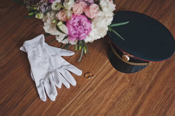 Officer witte handschoenen en een boeket bloemen 8873. — Stockfoto