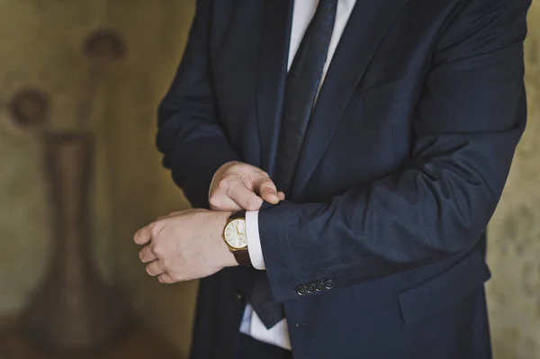 El hombre endereza la manga de su camisa 8885 . — Foto de Stock