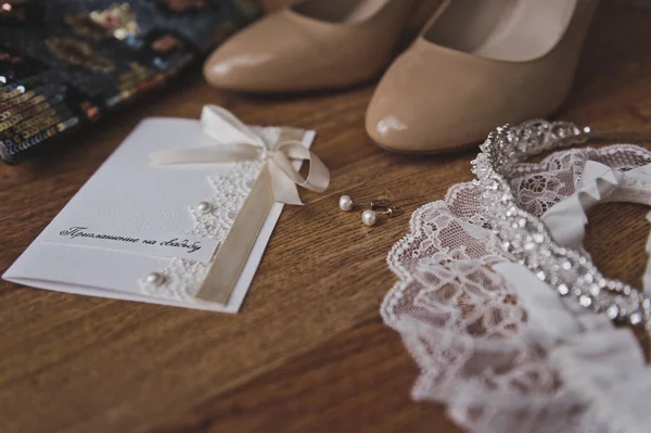 Cartolina sul tavolo accanto a scarpe e gioielli 8890 . — Foto Stock