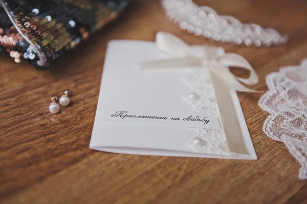 Briefkaart op de tafel naast schoenen en sieraden 8891. — Stockfoto