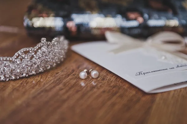 Biżuteria damska, na stole obok karty 8893. — Zdjęcie stockowe