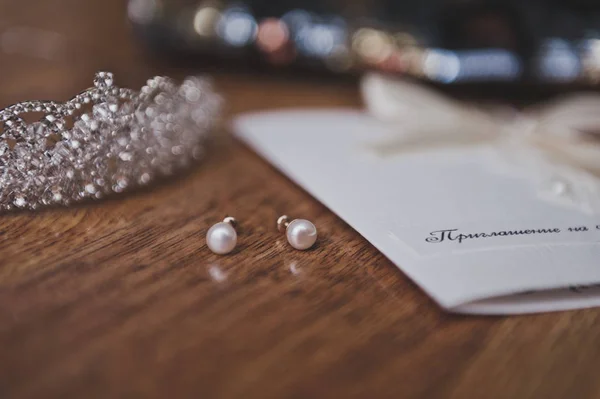 Womens sieraden op de tafel naast de kaart 8892. — Stockfoto