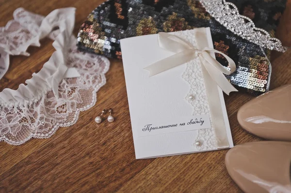 Womens jewelry on the table next to the card 8895. — Stock Photo, Image