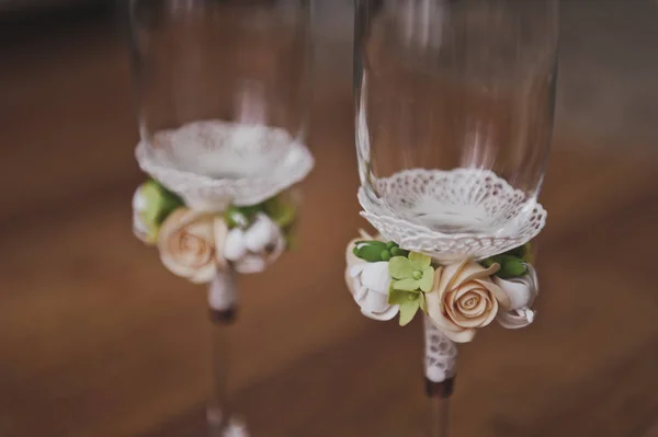 Gemusterte Gläser für Weincocktails stehen auf dem Holztisch 889 — Stockfoto