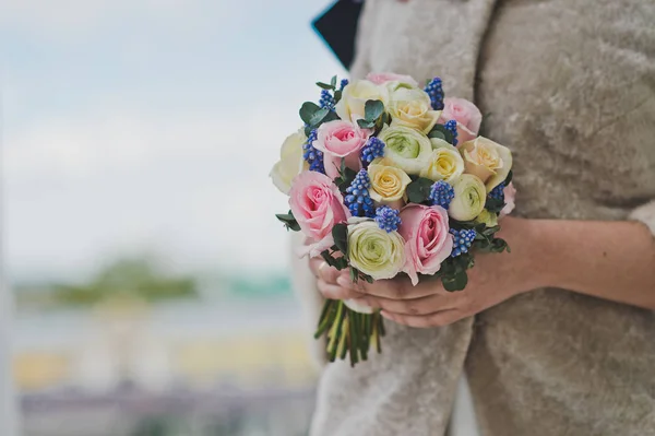 Ein zarter Blumenstrauß in den Händen der Braut 8905. — Stockfoto