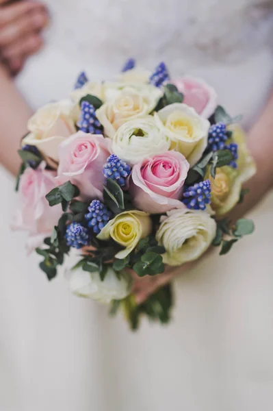 A noiva mantém nas mãos um buquê de flores 8917 . — Fotografia de Stock