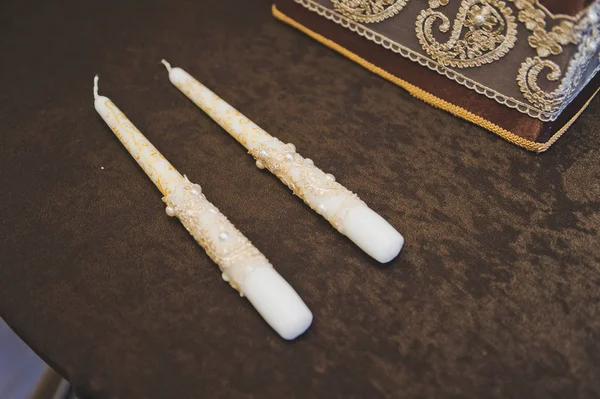 Two curly white candles on the table 8928. — Stock Photo, Image