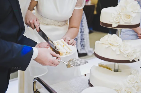 La mariée régale les invités avec des bonbons 8948 . — Photo