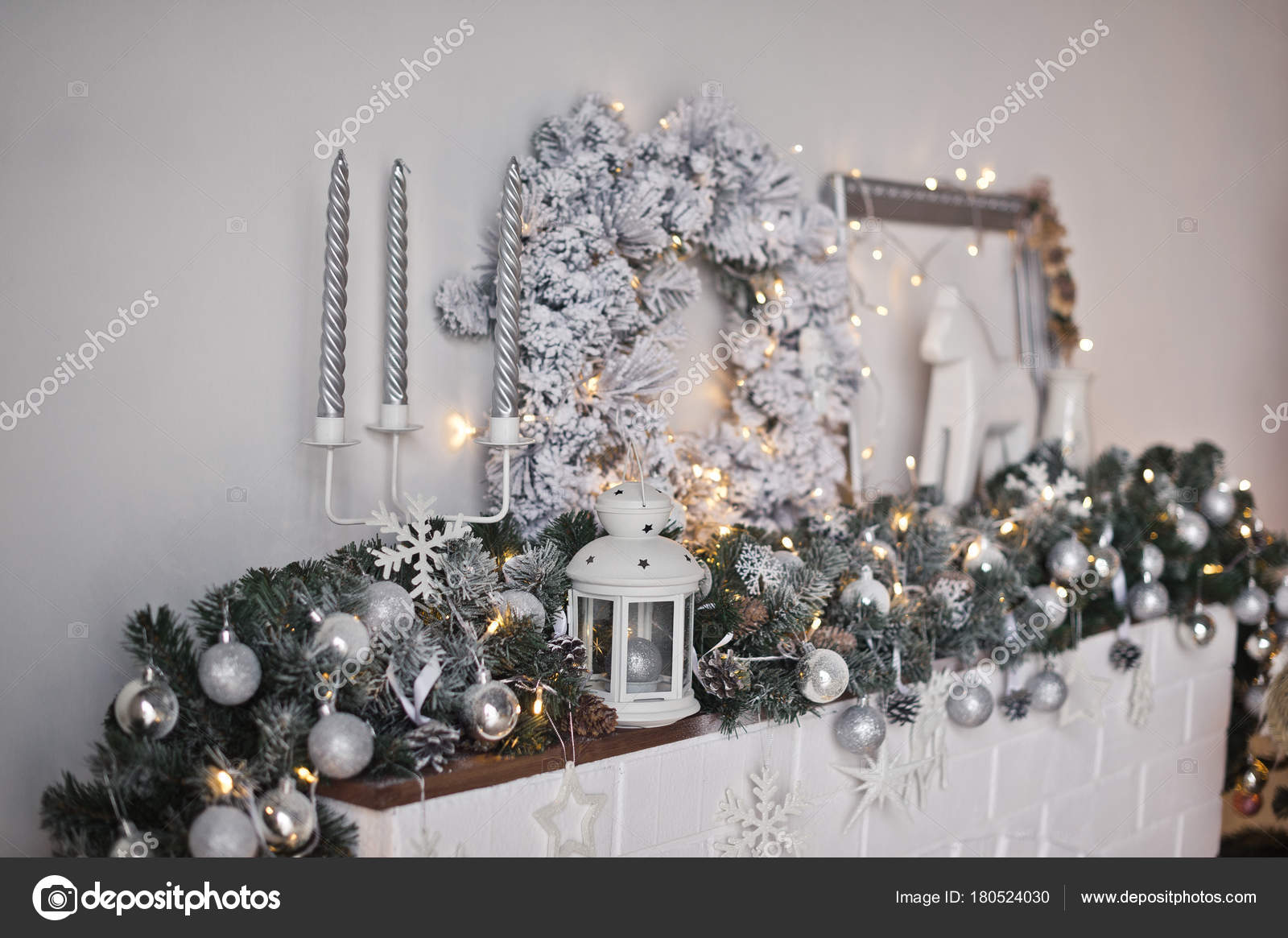 Chimenea repisa decorada con juguetes de Navidad y guirnaldas 9321