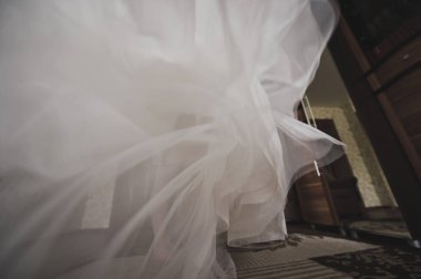 Düğünden önce Kapıda asılı gelinlik 9243.