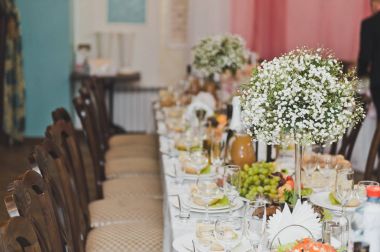 Uzun bir ziyafet masa kaplı 9269 yemekleri ile.