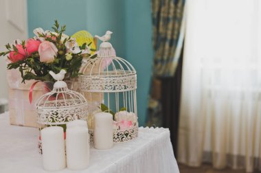 9270 odanın dekoratif öğeler olarak yuvarlak kuş kafesleri.