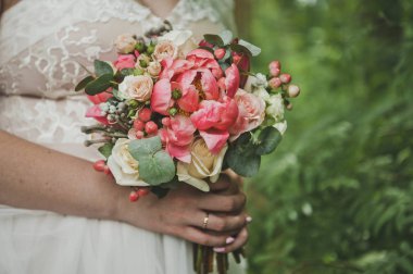 Buket çiçek 9290 gelinin elinden.