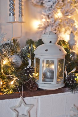 Raf şömine Noel çelenk 9311 ile dekore edilmiştir..