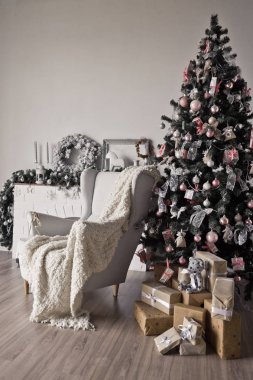 Noel rahat yerine bir yanan Noel ağacı ve beyaz cha