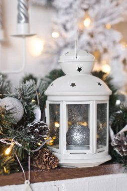 Yılbaşı süsleri ve 93 şöminenin üstünde toys unsurları