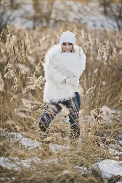 A menina de casaco peludo branco fica nos juncos do meio no w — Fotografia de Stock