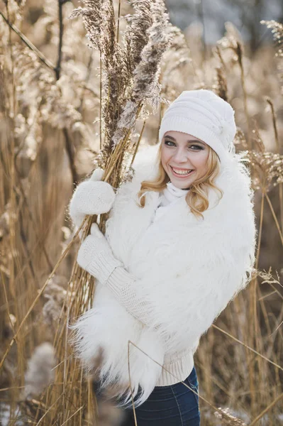 Kız beyaz tüylü ceketli ve w şapka yakın çekim portre — Stok fotoğraf