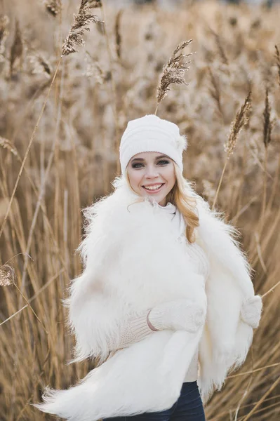 Piros vastag téli háttéren egy vidám lány portréja — Stock Fotó