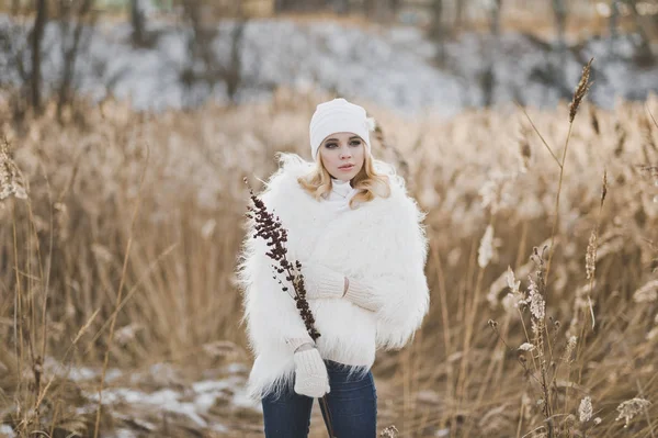 The girl in white clothes in the middle of red reeds 9155. — Stock Photo, Image