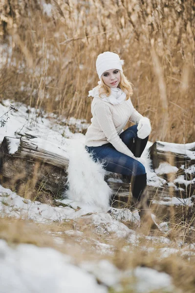 Vintern stående flicka i en röd snötäckta snår av vass 916 — Stockfoto