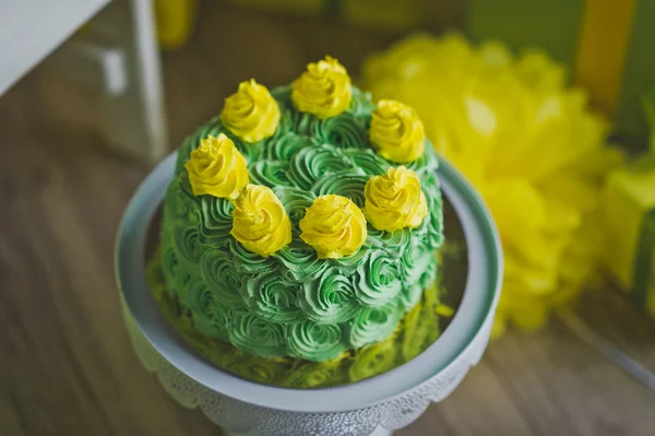 Güzel sarı ve yeşil kek için bir doğum günü 9216 dekore edilmiş. — Stok fotoğraf