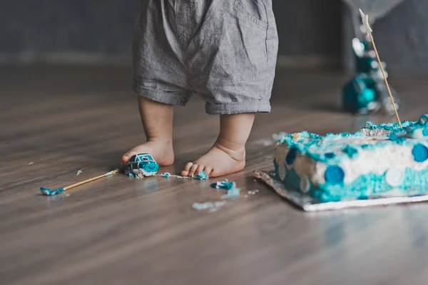 Bir yaşındaki çocuk pasta 9234 unsurları ile çalış. — Stok fotoğraf
