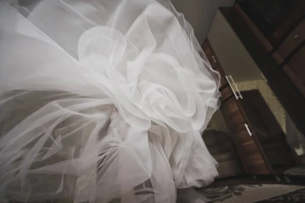 Élégante robe de mariée en couches avant la cérémonie. 9244 — Photo