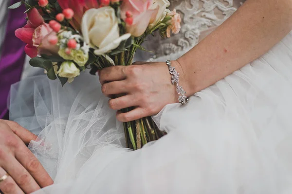 Bouquet in hands of bride 9265. — Stock Photo, Image