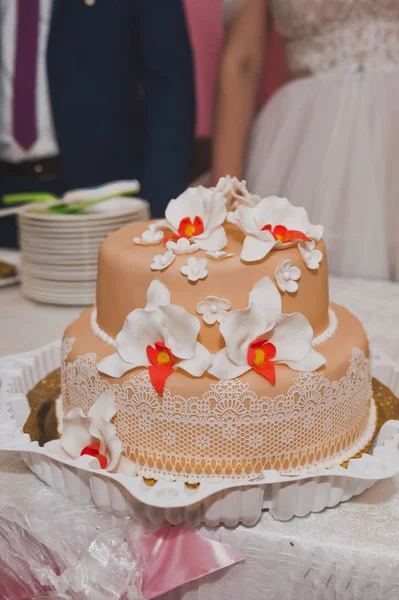 Vacker beige tårta dekorerad med blommor 9276. — Stockfoto