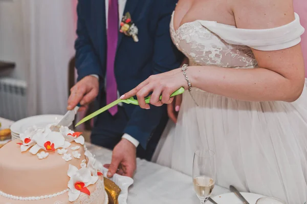 The couple shared a wedding cake for serving guests 9279. — Stock Photo, Image