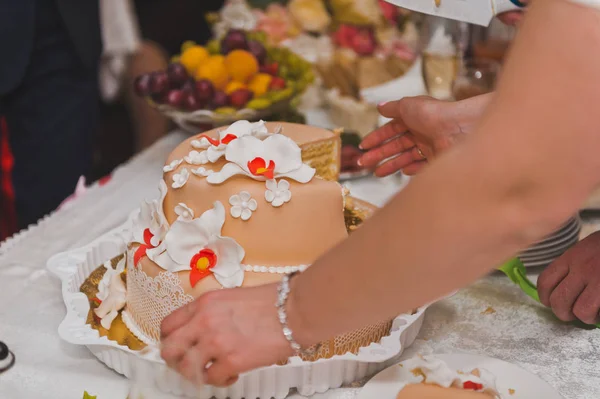 Der junge Mann und die junge Frau teilen Kuchenstücke, um Sie zu behandeln — Stockfoto