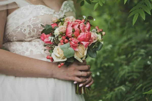Букет цветов из рук невесты 9289 . — стоковое фото