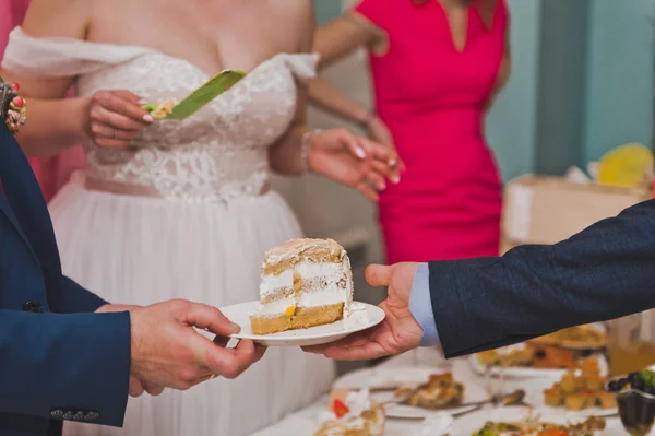 I giovani marito e moglie a dividere pezzi di torta per trattarvi — Foto Stock