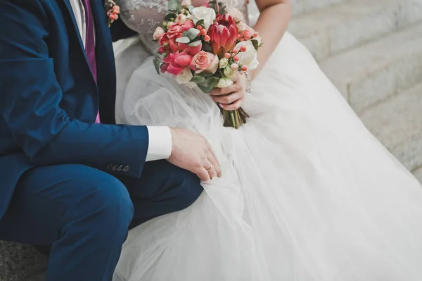 Buquê nas mãos da noiva 9294 . — Fotografia de Stock