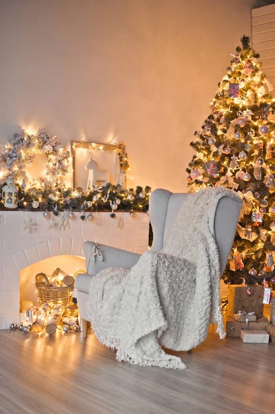 灼熱のクリスマス ツリーと白い茶クリスマス居心地の良い場所 — ストック写真