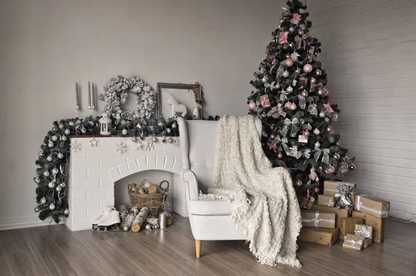 Weihnachtliches gemütliches Plätzchen mit brennendem Weihnachtsbaum und weißem Cha — Stockfoto