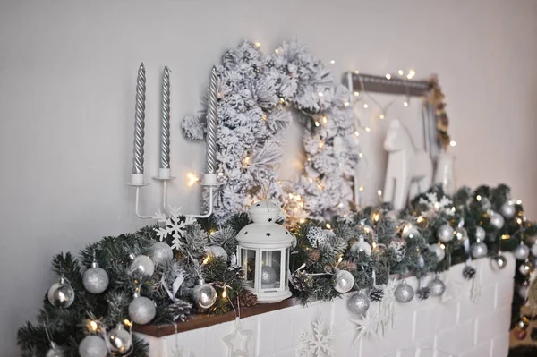 Shelf fireplace decorated with Christmas toys and garlands 9321. — Stock Photo, Image