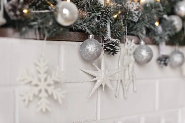 Elemente von Weihnachtsschmuck und Spielzeug auf dem Kaminsims 93 — Stockfoto