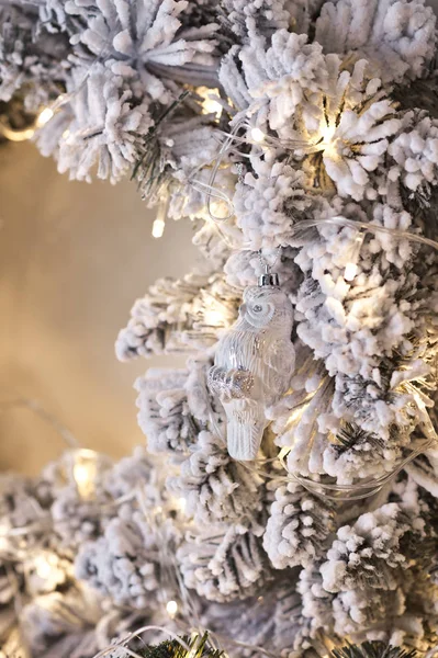Bílá vánoční vyzdoben světly, věnec na zeď 9327 — Stock fotografie