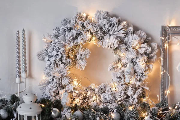 Noel çelenk duvardaki 9326 köknar ağacı dalı. — Stok fotoğraf