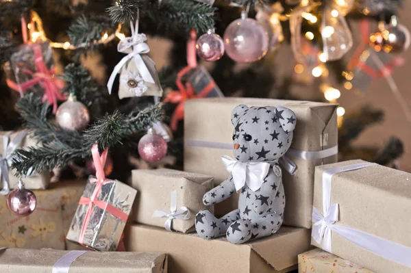 Oso entre los regalos de Navidad bajo el árbol 9329 . —  Fotos de Stock
