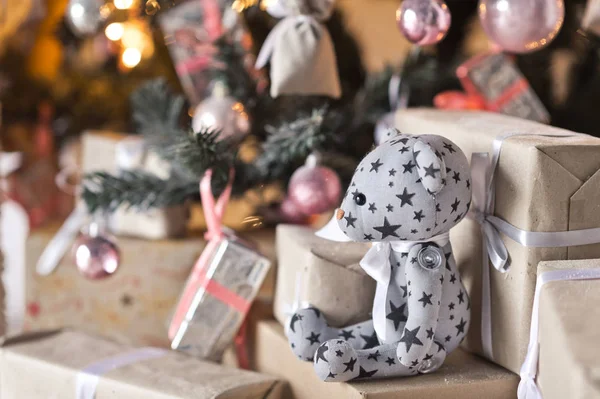 Juguetes suaves entre las cajas de regalos bajo el árbol de Navidad 9328 — Foto de Stock