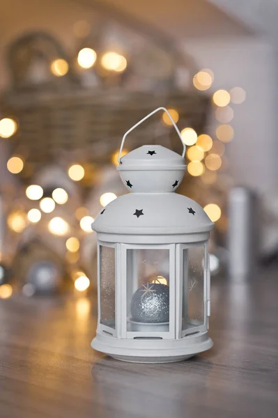 Witte lantaarn op een achtergrond van fonkelende lampjes 9330. — Stockfoto